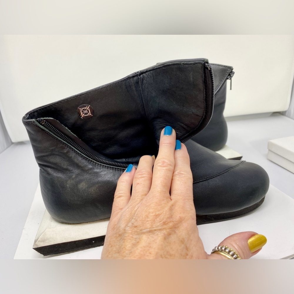 New Ankle Boots by VOID SHOES, New York, in original dust bag - Picture 6 of 10